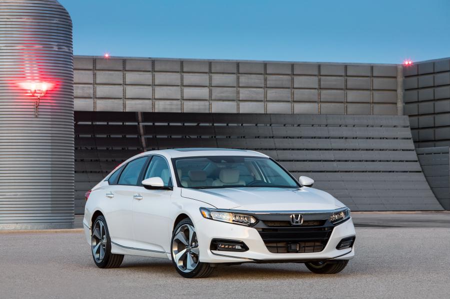  Honda Accord Touring Hybrid 2017 года  (NA) (фото 118 из 170)